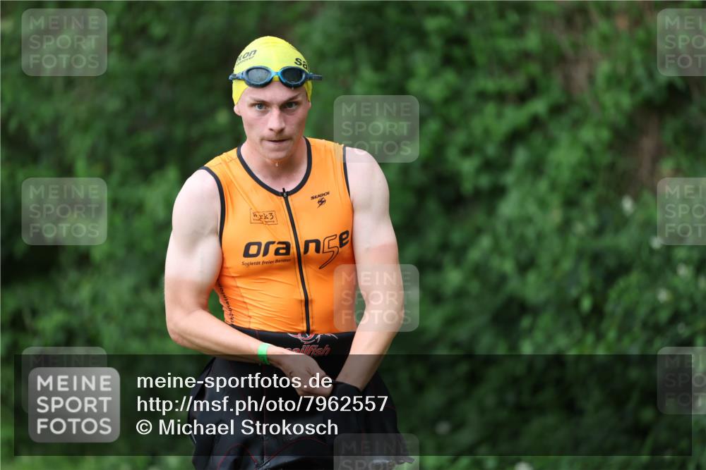 15.06.2025 - 7 Türme Triathlon Michael Strokosch http://msf.ph/oto/7962557 15.06.2025 12:14:53 Schwimmen 375, 448, 477, 504, 651, 655 meine-sportfotos.de