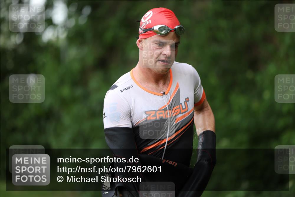15.06.2025 - 7 Türme Triathlon Michael Strokosch http://msf.ph/oto/7962601 15.06.2025 12:14:57 Schwimmen 375, 448, 477, 504, 651, 655 meine-sportfotos.de