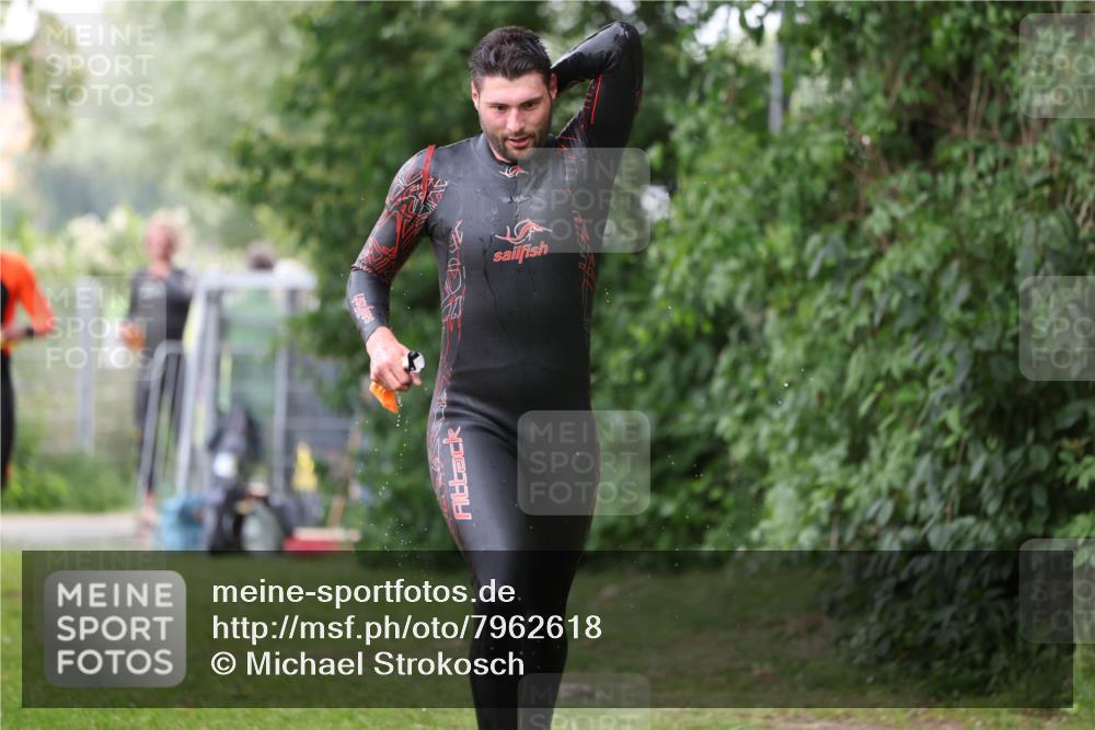 15.06.2025 - 7 Türme Triathlon Michael Strokosch http://msf.ph/oto/7962618 15.06.2025 12:14:58 Schwimmen 375, 448, 477, 504, 651, 655 meine-sportfotos.de