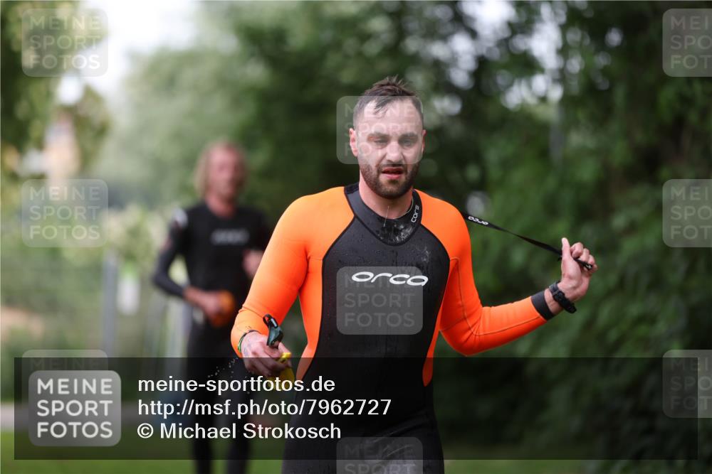 15.06.2025 - 7 Türme Triathlon Michael Strokosch http://msf.ph/oto/7962727 15.06.2025 12:15:05 Schwimmen 375, 448, 477, 504, 651, 655 meine-sportfotos.de