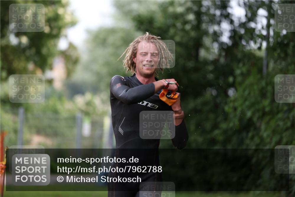 15.06.2025 - 7 Türme Triathlon Michael Strokosch http://msf.ph/oto/7962788 15.06.2025 12:15:07 Schwimmen 375, 448, 477, 504, 651 meine-sportfotos.de