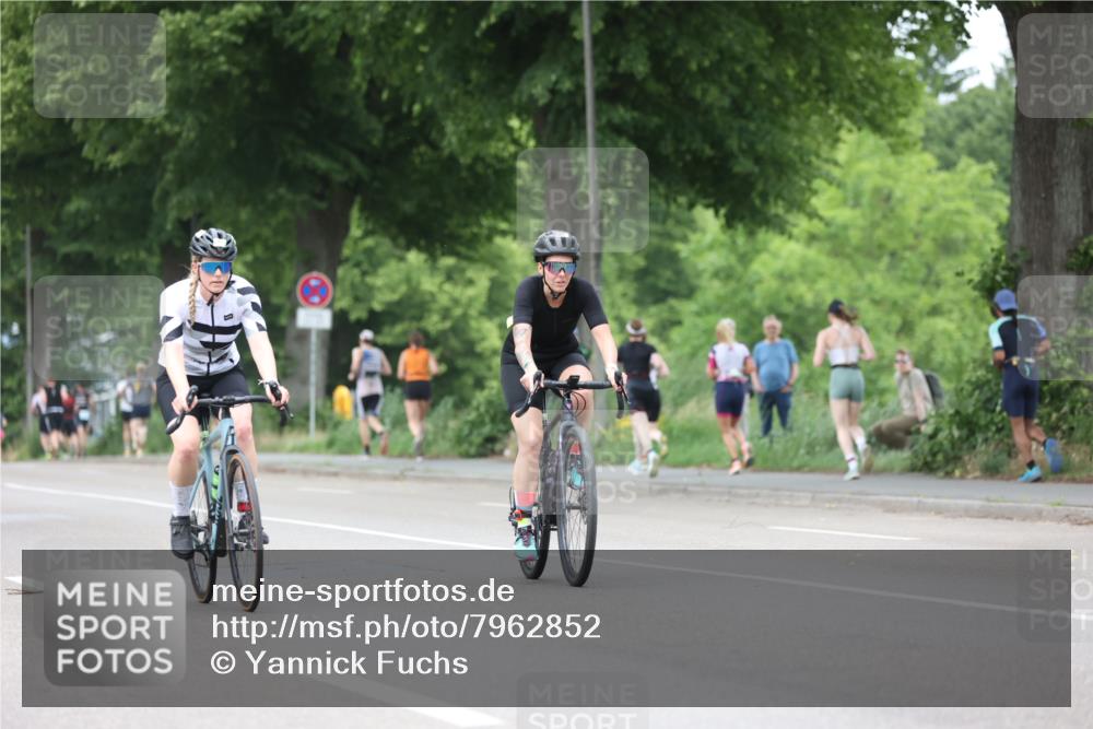 15.06.2025 - 7 Türme Triathlon Yannick Fuchs http://msf.ph/oto/7962852 15.06.2025 13:52:31 Radfahren 556, 729, 799, 1038 meine-sportfotos.de