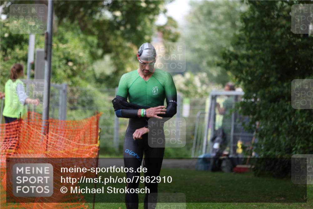 15.06.2025 - 7 Türme Triathlon Michael Strokosch http://msf.ph/oto/7962910 15.06.2025 12:15:19 Schwimmen 490, 565, 671 meine-sportfotos.de
