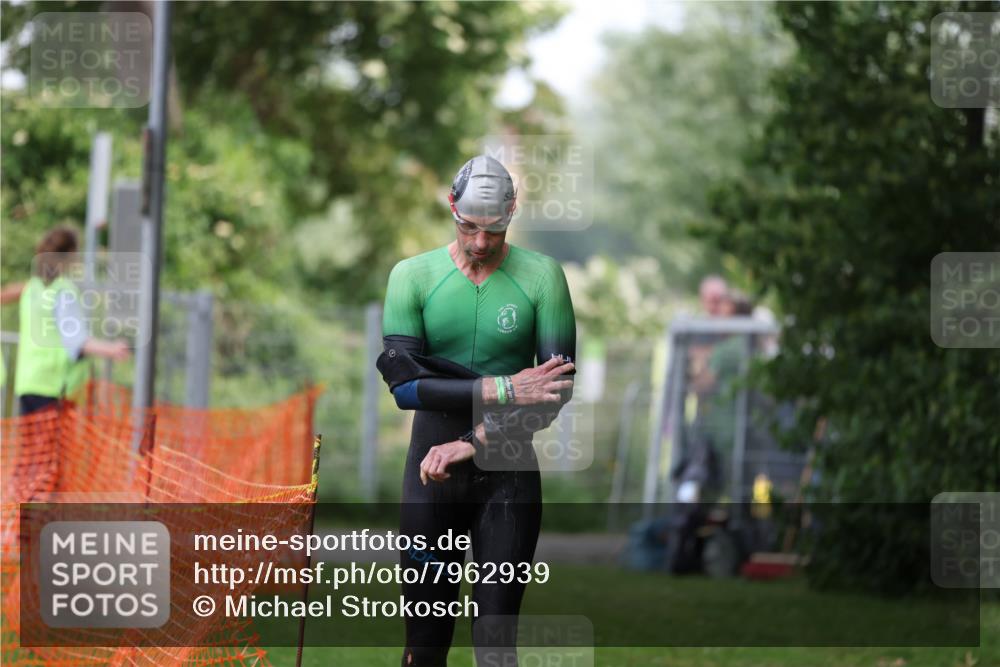 15.06.2025 - 7 Türme Triathlon Michael Strokosch http://msf.ph/oto/7962939 15.06.2025 12:15:20 Schwimmen 490, 565, 671 meine-sportfotos.de