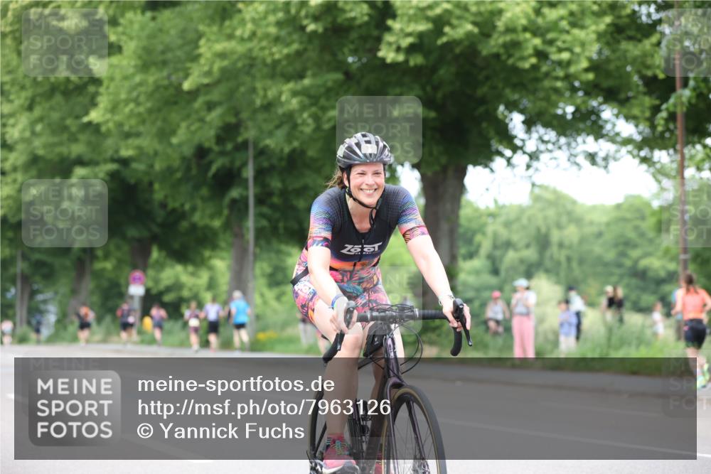 15.06.2025 - 7 Türme Triathlon Yannick Fuchs http://msf.ph/oto/7963126 15.06.2025 13:52:58 Radfahren 408, 946, 985, 1022, 1115 meine-sportfotos.de