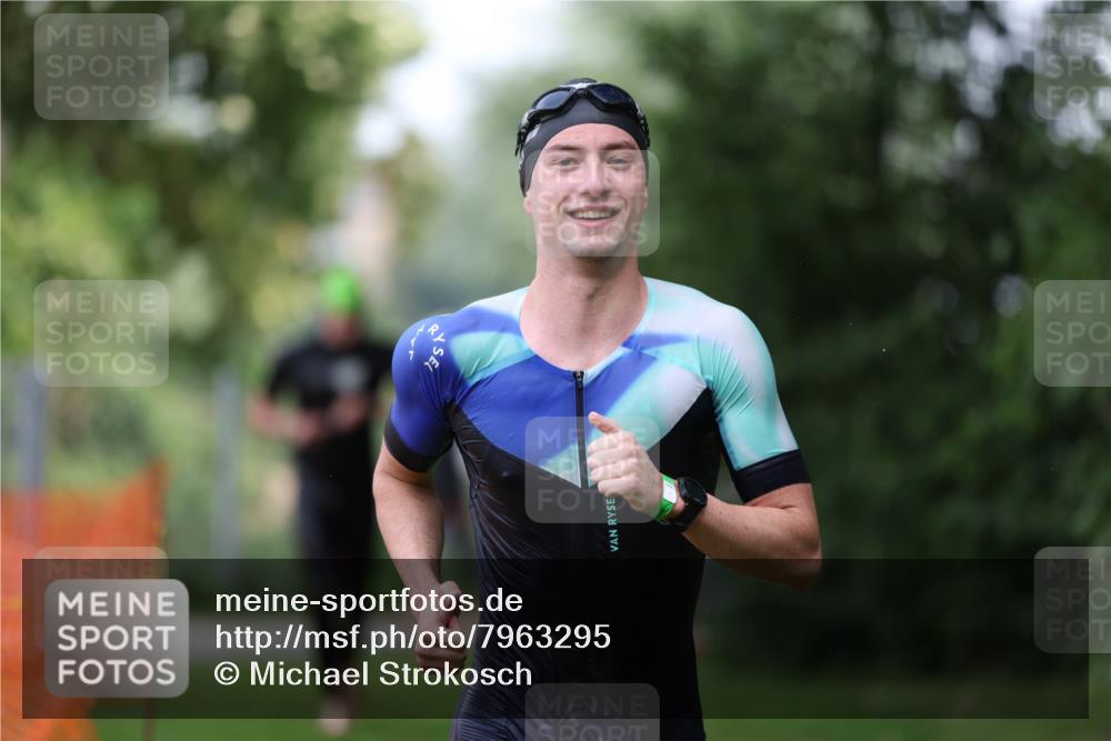 15.06.2025 - 7 Türme Triathlon Michael Strokosch http://msf.ph/oto/7963295 15.06.2025 12:15:56 Schwimmen 366, 411, 446, 500, 503, 537, 567, 575, 583 meine-sportfotos.de