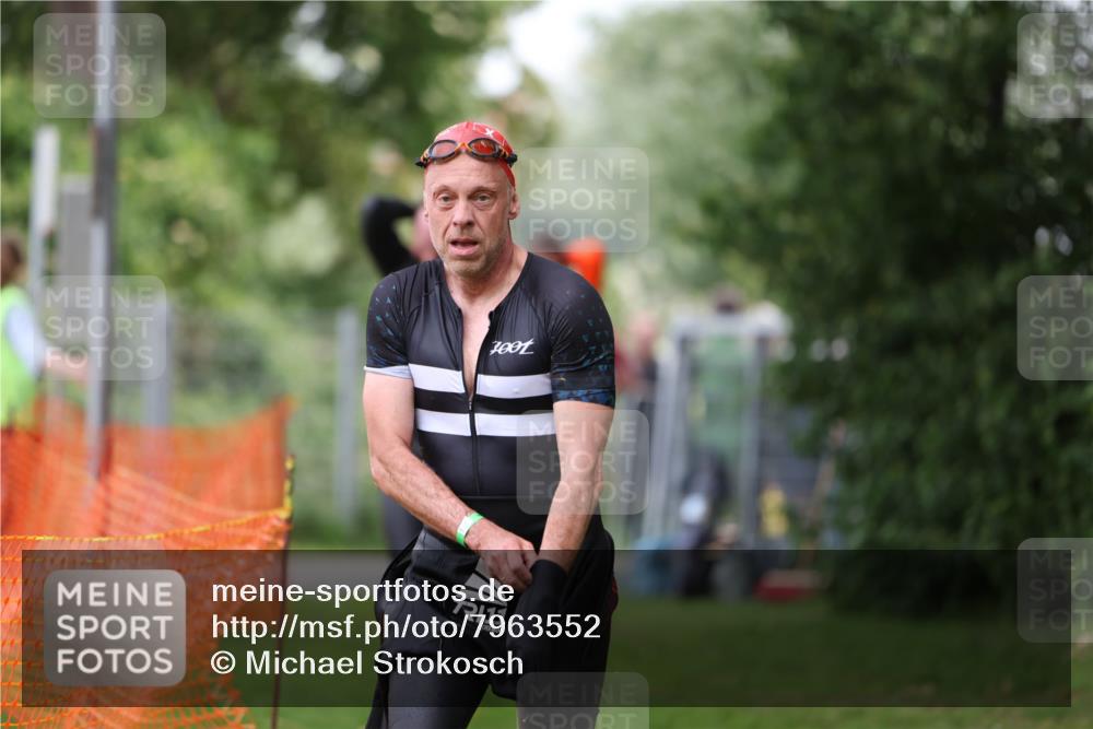 15.06.2025 - 7 Türme Triathlon Michael Strokosch http://msf.ph/oto/7963552 15.06.2025 12:16:12 Schwimmen 378, 397, 411, 414, 503, 511, 567, 648, 657, 669, 677 meine-sportfotos.de