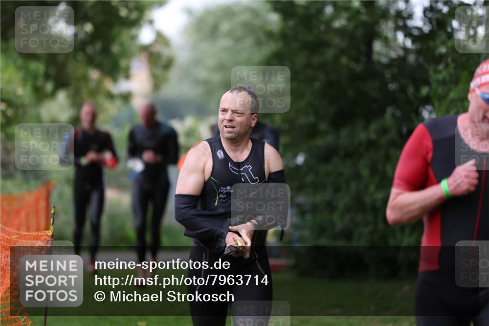 15.06.2025 - 7 Türme Triathlon Michael Strokosch http://msf.ph/oto/7963714 15.06.2025 12:16:22 Schwimmen 378, 397, 411, 414, 435, 511, 567, 616, 648, 657, 669, 677 meine-sportfotos.de