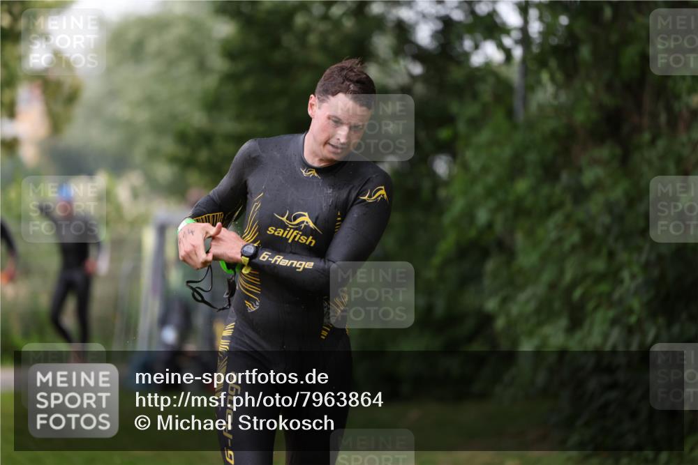 15.06.2025 - 7 Türme Triathlon Michael Strokosch http://msf.ph/oto/7963864 15.06.2025 12:16:31 Schwimmen 373, 378, 387, 397, 400, 414, 435, 560, 616, 629, 632, 648, 657, 677 meine-sportfotos.de
