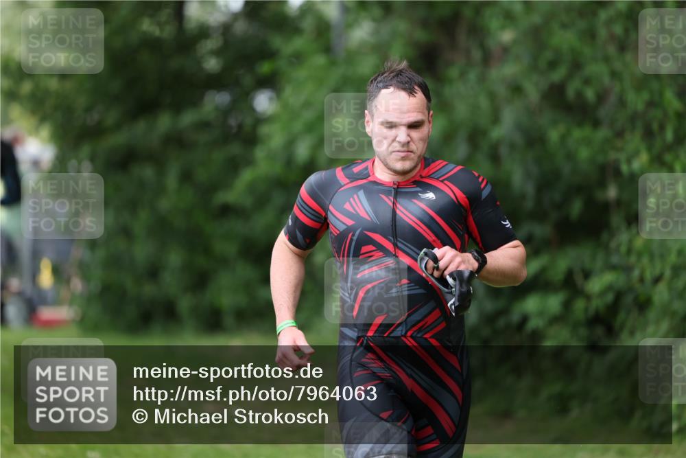 15.06.2025 - 7 Türme Triathlon Michael Strokosch http://msf.ph/oto/7964063 15.06.2025 12:16:47 Schwimmen 373, 387, 389, 400, 423, 435, 451, 485, 560, 609, 622, 629, 632 meine-sportfotos.de