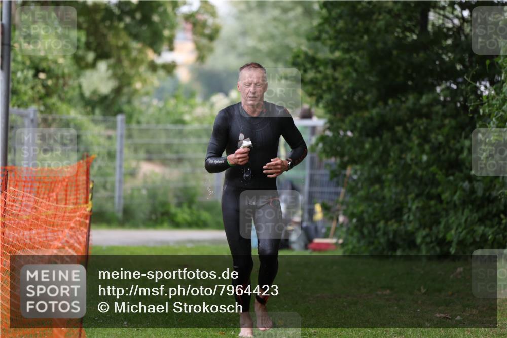 15.06.2025 - 7 Türme Triathlon Michael Strokosch http://msf.ph/oto/7964423 15.06.2025 12:17:19 Schwimmen 371, 424, 530, 591, 679 meine-sportfotos.de