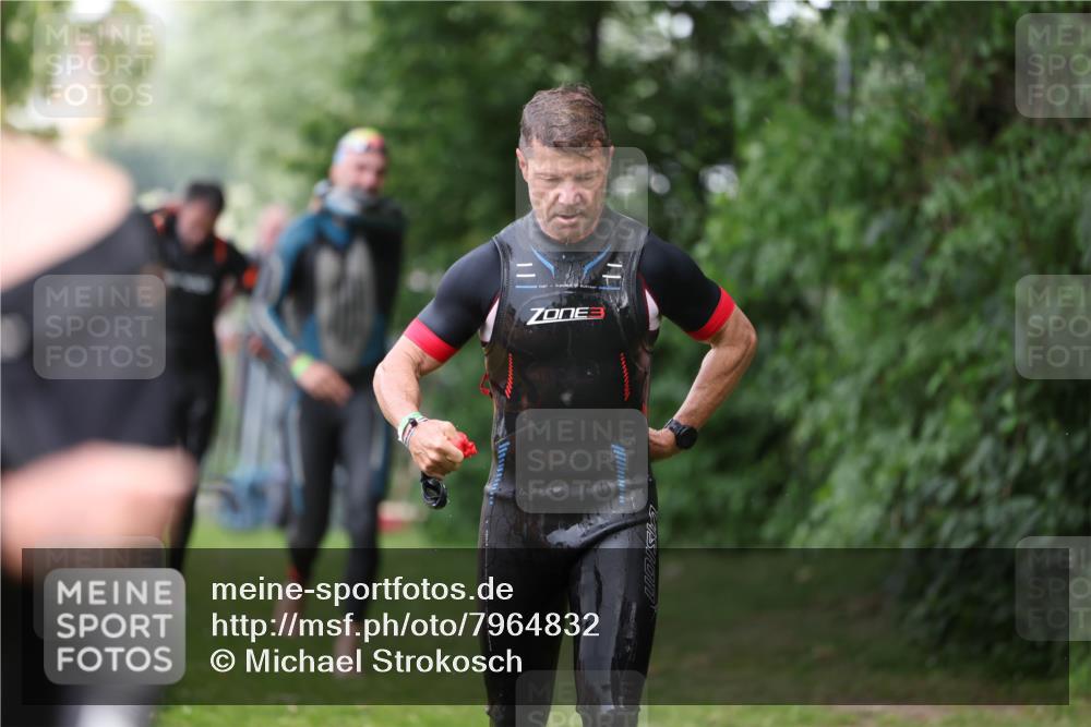 15.06.2025 - 7 Türme Triathlon Michael Strokosch http://msf.ph/oto/7964832 15.06.2025 12:17:52 Schwimmen 445, 523, 540, 608, 615, 628, 654, 656, 661, 672, 678 meine-sportfotos.de