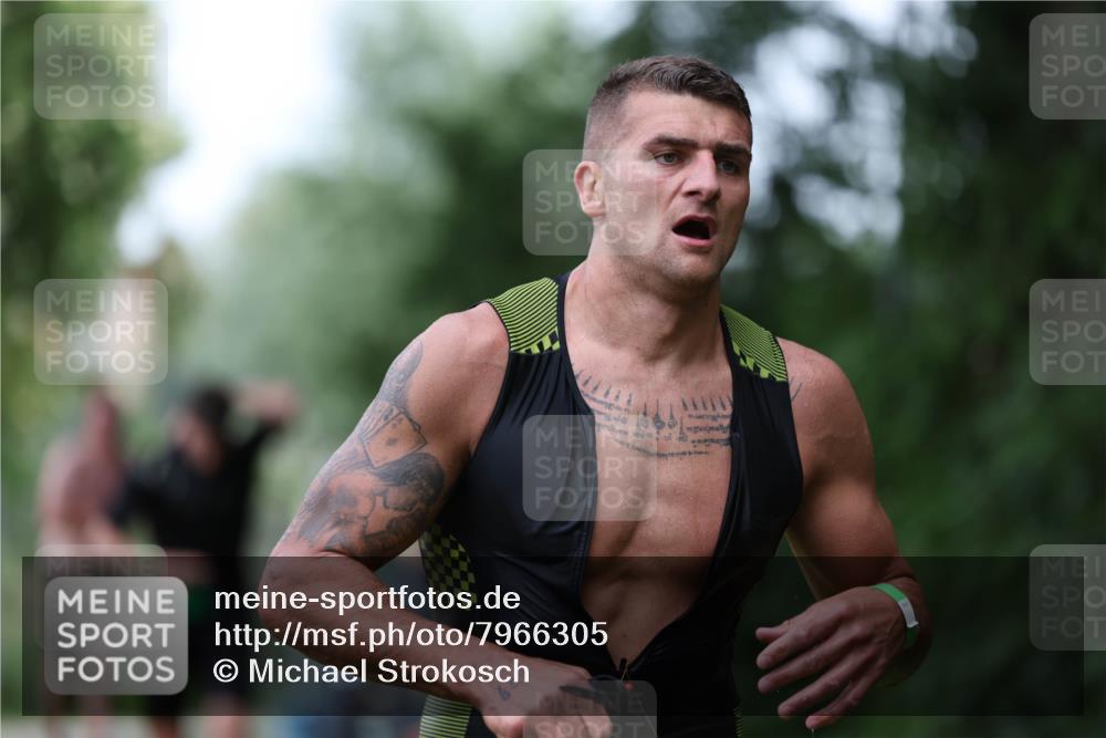 15.06.2025 - 7 Türme Triathlon Michael Strokosch http://msf.ph/oto/7966305 15.06.2025 12:20:27 Schwimmen 438, 499, 573, 595, 604, 610, 613, 634 meine-sportfotos.de