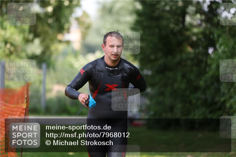 15.06.2025 - 7 Türme Triathlon Michael Strokosch http://msf.ph/oto/7968012 15.06.2025 12:53:53 Schwimmen 760, 862, 1072, 1133, 1156, 1181 meine-sportfotos.de