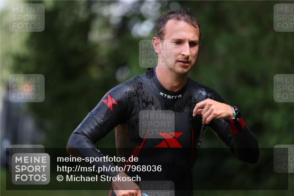 15.06.2025 - 7 Türme Triathlon Michael Strokosch http://msf.ph/oto/7968036 15.06.2025 12:53:54 Schwimmen 760, 862, 1072, 1133, 1156, 1181 meine-sportfotos.de