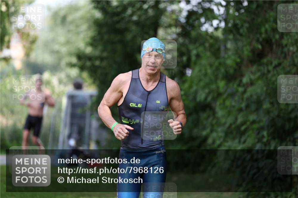 15.06.2025 - 7 Türme Triathlon Michael Strokosch http://msf.ph/oto/7968126 15.06.2025 12:54:09 Schwimmen 734, 760, 862, 930, 978, 990, 996, 1016, 1045, 1181 meine-sportfotos.de