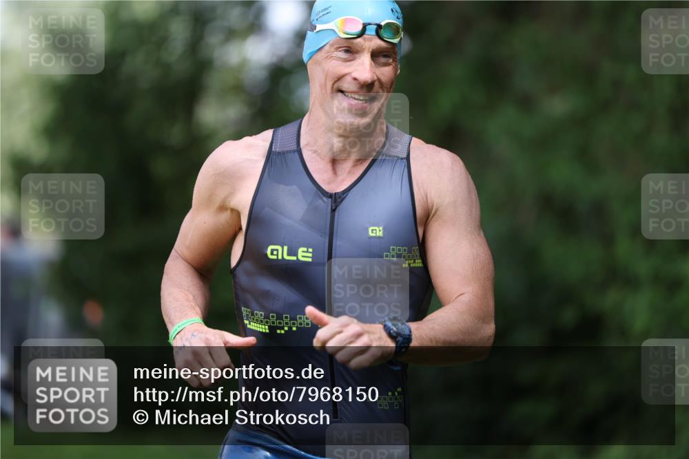 15.06.2025 - 7 Türme Triathlon Michael Strokosch http://msf.ph/oto/7968150 15.06.2025 12:54:10 Schwimmen 734, 760, 862, 930, 978, 990, 996, 1016, 1045, 1181 meine-sportfotos.de