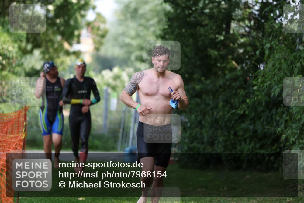 15.06.2025 - 7 Türme Triathlon Michael Strokosch http://msf.ph/oto/7968154 15.06.2025 12:54:13 Schwimmen 734, 760, 862, 930, 978, 990, 996, 1016, 1045, 1181 meine-sportfotos.de