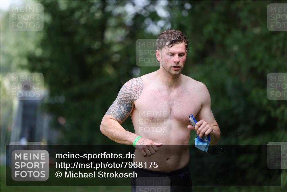 15.06.2025 - 7 Türme Triathlon Michael Strokosch http://msf.ph/oto/7968175 15.06.2025 12:54:16 Schwimmen 707, 734, 760, 930, 978, 990, 996, 1016, 1045, 1181 meine-sportfotos.de