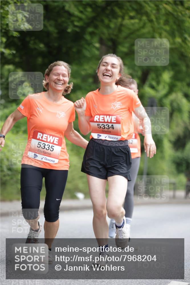 15.06.2025 - REWE Women's Run Jannik Wohlers http://msf.ph/oto/7968204 15.06.2025 10:03:21 Laufen 5335, 5334 meine-sportfotos.de