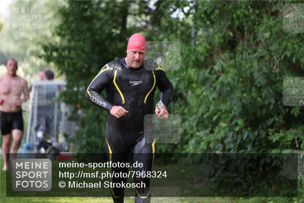 15.06.2025 - 7 Türme Triathlon Michael Strokosch http://msf.ph/oto/7968324 15.06.2025 12:54:33 Schwimmen 707, 734, 740, 802, 916, 939, 978, 996, 998, 1006, 1104, 1105 meine-sportfotos.de