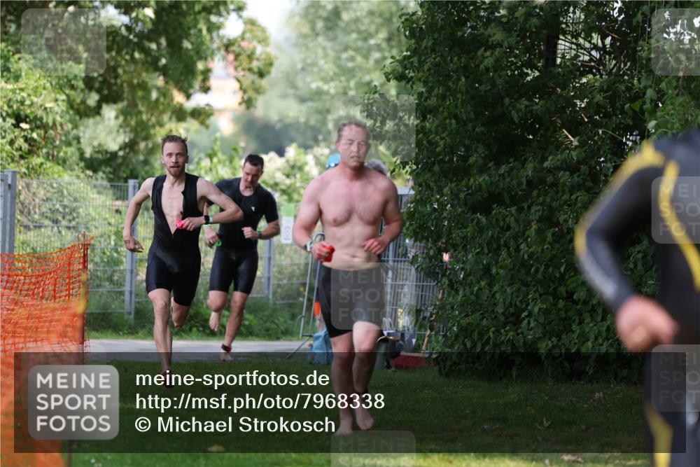 15.06.2025 - 7 Türme Triathlon Michael Strokosch http://msf.ph/oto/7968338 15.06.2025 12:54:35 Schwimmen 707, 719, 734, 740, 802, 916, 939, 945, 978, 996, 998, 1006, 1104, 1105 meine-sportfotos.de