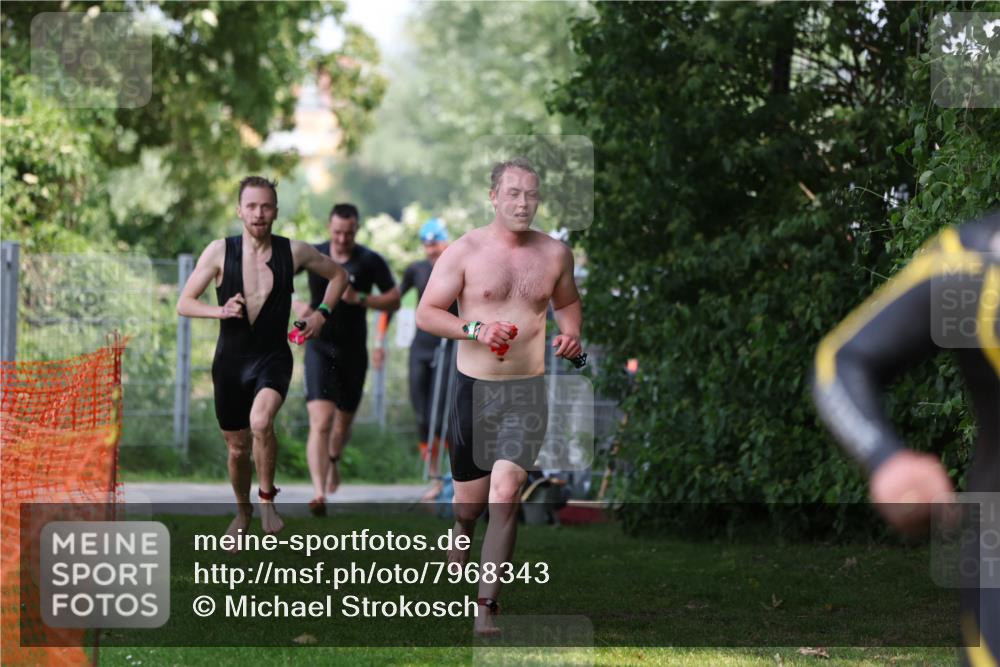 15.06.2025 - 7 Türme Triathlon Michael Strokosch http://msf.ph/oto/7968343 15.06.2025 12:54:35 Schwimmen 707, 719, 734, 740, 802, 916, 939, 945, 978, 996, 998, 1006, 1104, 1105 meine-sportfotos.de