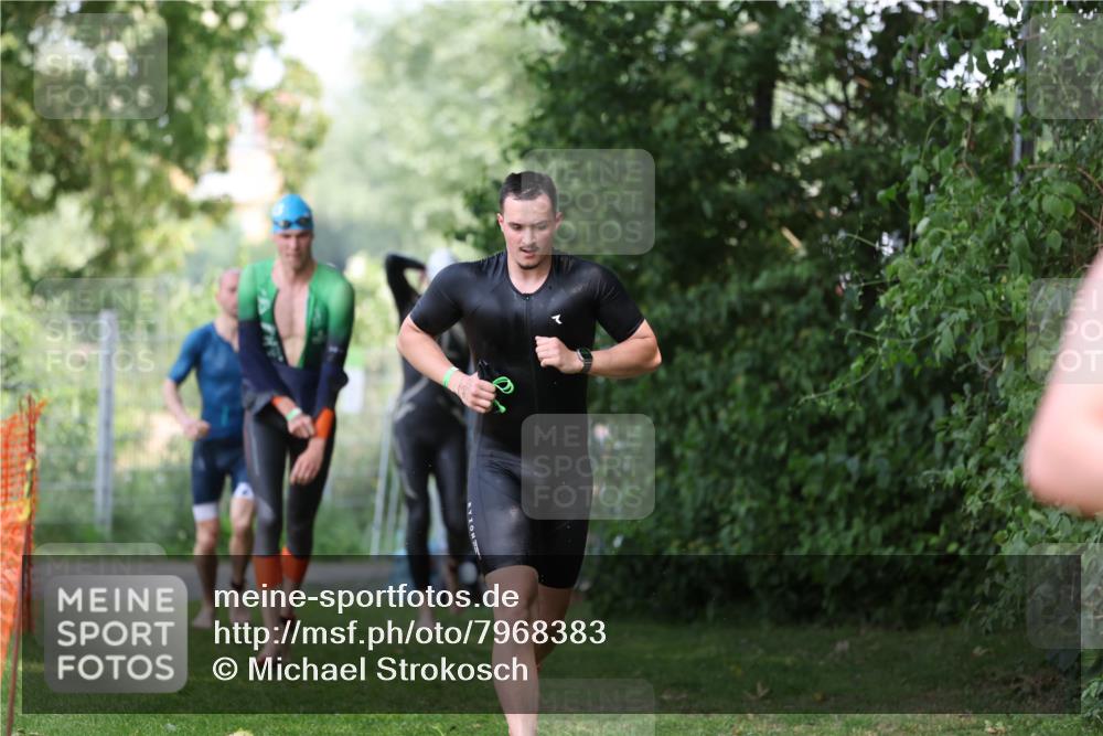 15.06.2025 - 7 Türme Triathlon Michael Strokosch http://msf.ph/oto/7968383 15.06.2025 12:54:39 Schwimmen 707, 719, 734, 740, 802, 916, 939, 945, 998, 1006, 1024, 1104, 1105, 1182 meine-sportfotos.de