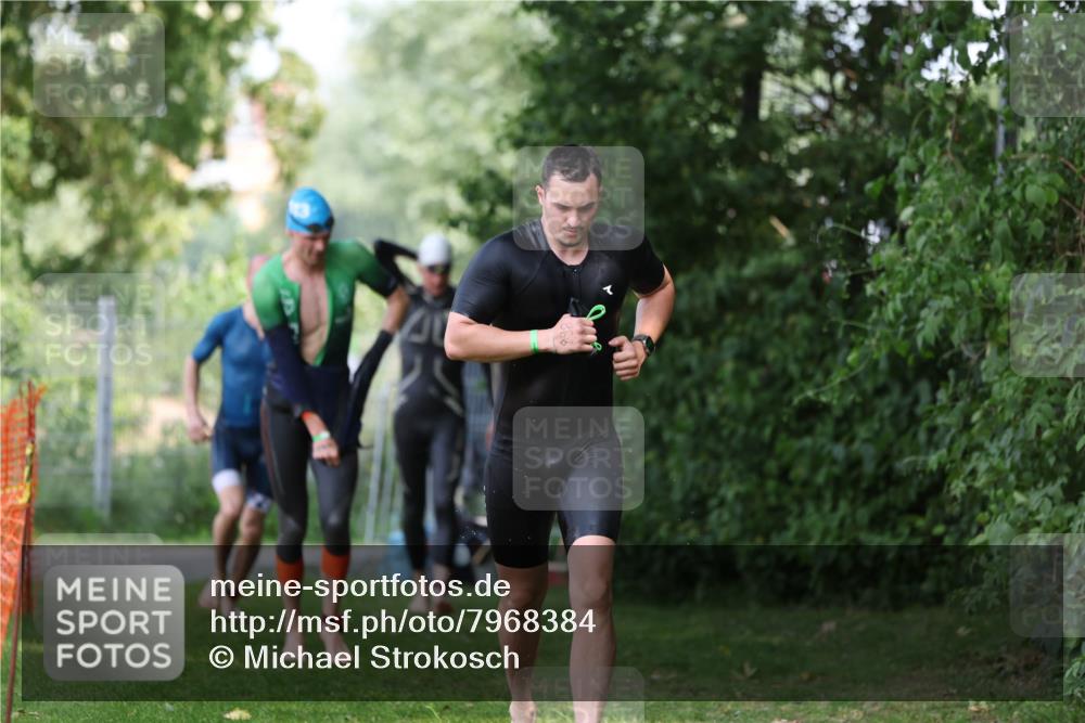 15.06.2025 - 7 Türme Triathlon Michael Strokosch http://msf.ph/oto/7968384 15.06.2025 12:54:39 Schwimmen 707, 719, 734, 740, 802, 916, 939, 945, 998, 1006, 1024, 1104, 1105, 1182 meine-sportfotos.de