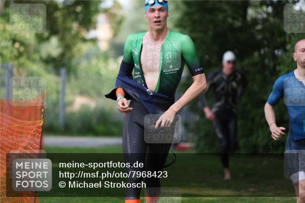 15.06.2025 - 7 Türme Triathlon Michael Strokosch http://msf.ph/oto/7968423 15.06.2025 12:54:42 Schwimmen 707, 719, 740, 802, 916, 939, 945, 998, 1006, 1024, 1104, 1105, 1182 meine-sportfotos.de