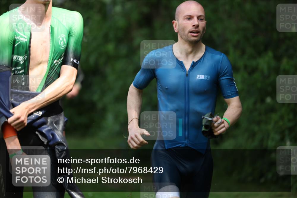 15.06.2025 - 7 Türme Triathlon Michael Strokosch http://msf.ph/oto/7968429 15.06.2025 12:54:43 Schwimmen 707, 719, 740, 802, 881, 916, 939, 945, 998, 1006, 1024, 1104, 1105, 1182 meine-sportfotos.de