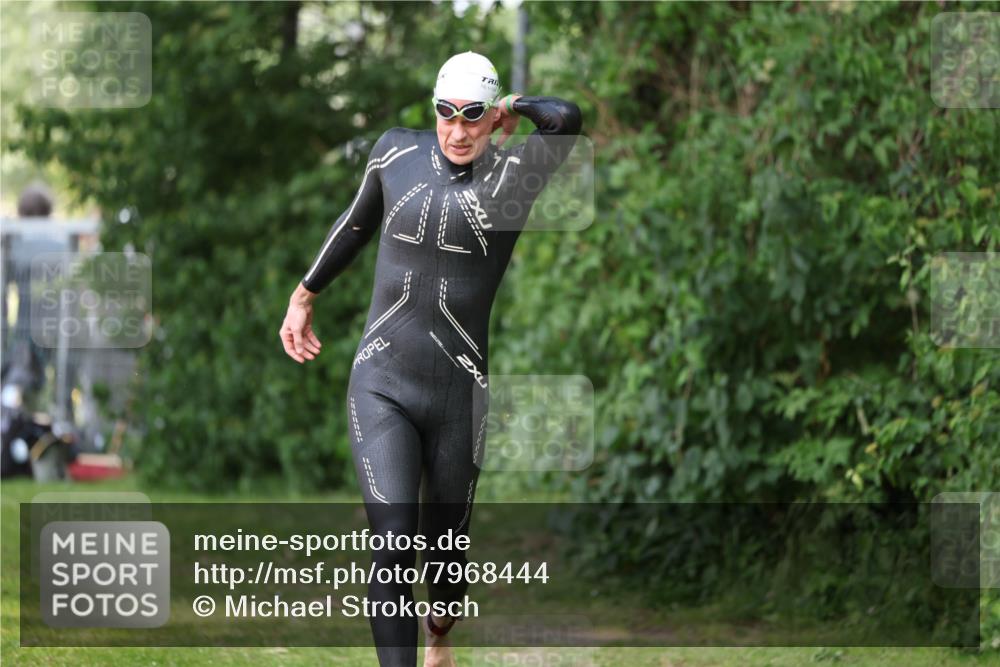 15.06.2025 - 7 Türme Triathlon Michael Strokosch http://msf.ph/oto/7968444 15.06.2025 12:54:45 Schwimmen 719, 740, 762, 802, 881, 916, 939, 945, 998, 1006, 1024, 1104, 1105, 1182 meine-sportfotos.de