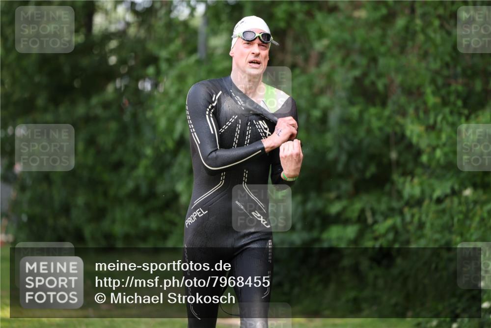 15.06.2025 - 7 Türme Triathlon Michael Strokosch http://msf.ph/oto/7968455 15.06.2025 12:54:46 Schwimmen 157, 719, 740, 762, 802, 881, 916, 939, 945, 998, 1006, 1024, 1104, 1105, 1182 meine-sportfotos.de