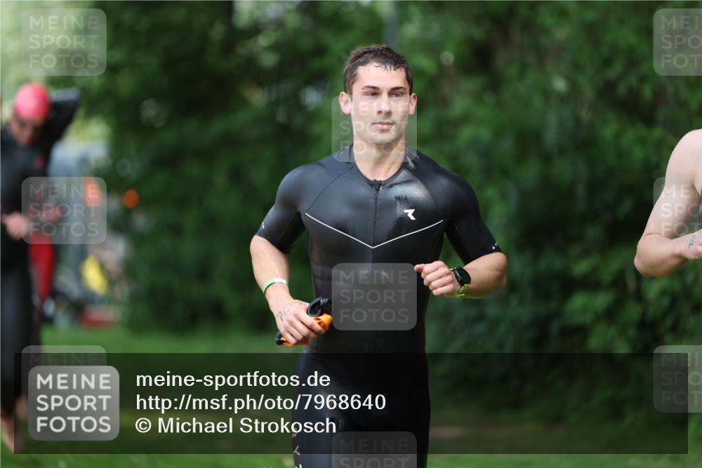 15.06.2025 - 7 Türme Triathlon Michael Strokosch http://msf.ph/oto/7968640 15.06.2025 12:55:08 Schwimmen 157, 701, 723, 727, 745, 762, 769, 772, 801, 846, 859, 865, 881, 950, 952, 1019, 1024, 1152 meine-sportfotos.de