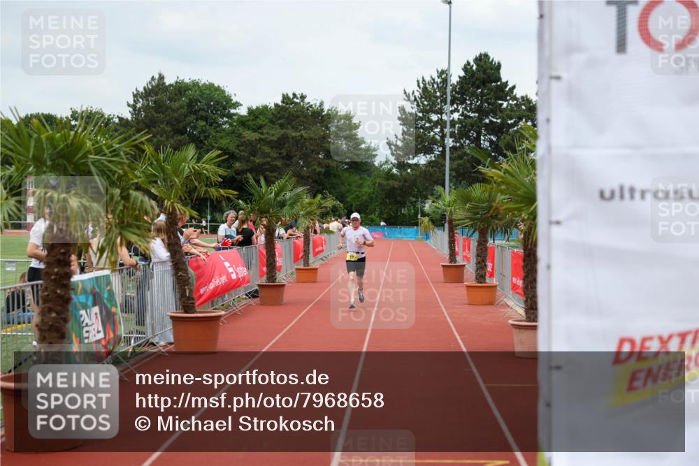 15.06.2025 - 7 Türme Triathlon Michael Strokosch http://msf.ph/oto/7968658 15.06.2025 13:45:44 Ziel 916 meine-sportfotos.de