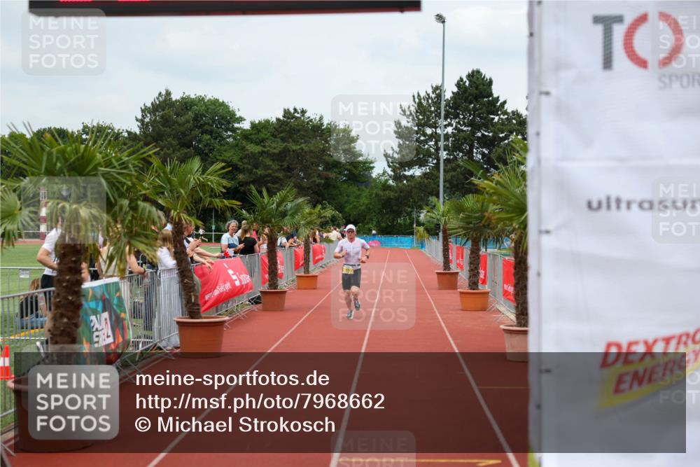 15.06.2025 - 7 Türme Triathlon Michael Strokosch http://msf.ph/oto/7968662 15.06.2025 13:45:44 Ziel 916 meine-sportfotos.de