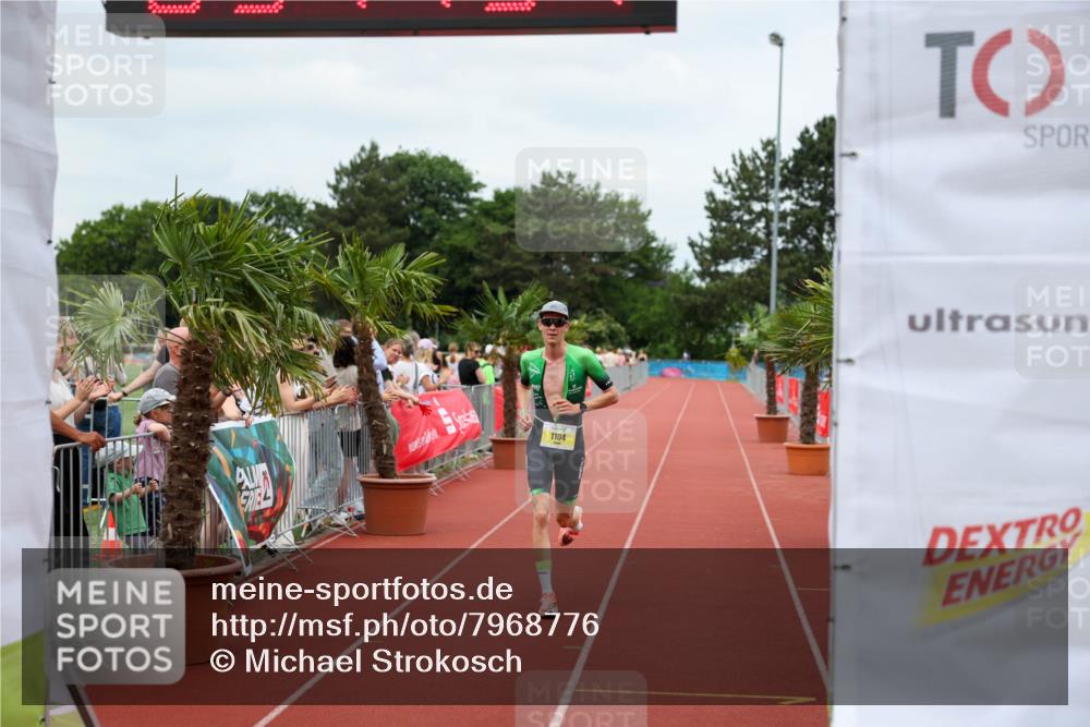 15.06.2025 - 7 Türme Triathlon Michael Strokosch http://msf.ph/oto/7968776 15.06.2025 13:47:34 Ziel 1104 meine-sportfotos.de