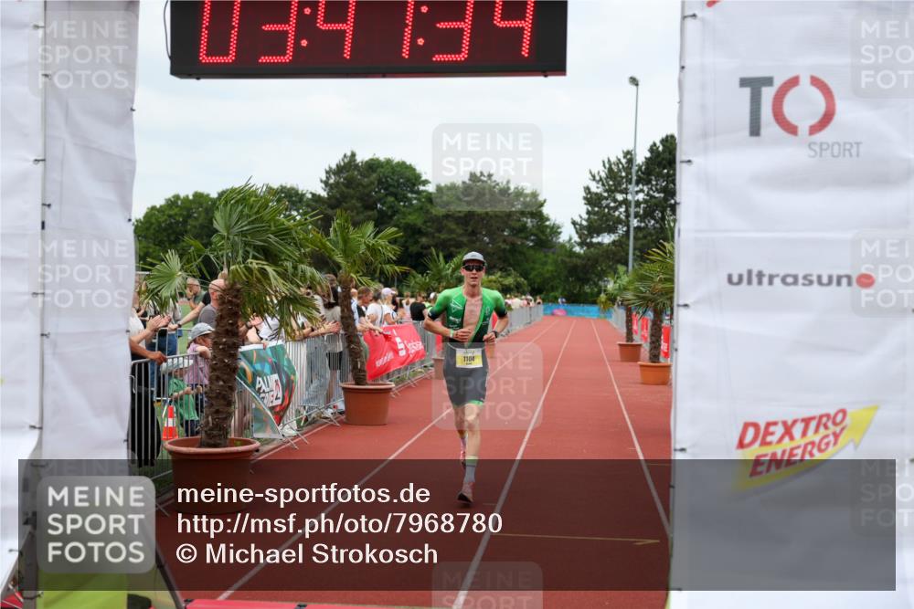 15.06.2025 - 7 Türme Triathlon Michael Strokosch http://msf.ph/oto/7968780 15.06.2025 13:47:34 Ziel 1104 meine-sportfotos.de