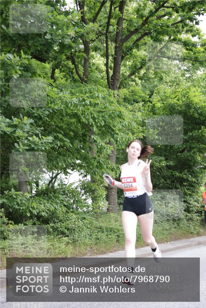 15.06.2025 - REWE Women's Run Jannik Wohlers http://msf.ph/oto/7968790 15.06.2025 10:03:59 Laufen 5354 meine-sportfotos.de
