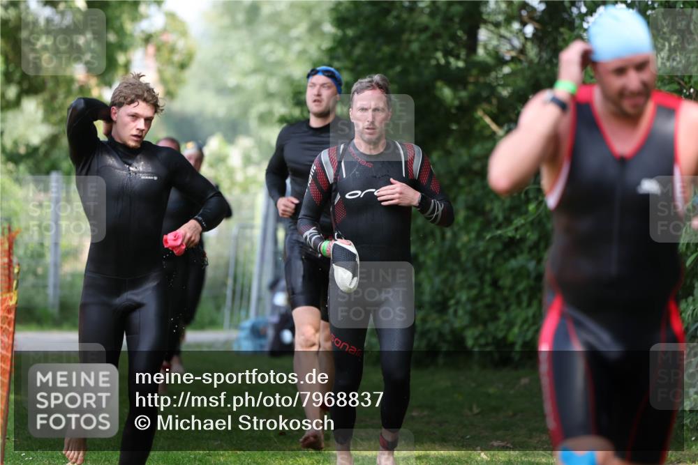 15.06.2025 - 7 Türme Triathlon Michael Strokosch http://msf.ph/oto/7968837 15.06.2025 12:55:29 Schwimmen 727, 745, 755, 763, 769, 772, 784, 792, 797, 801, 805, 859, 879, 919, 927, 955, 1011, 1029, 1075, 1169 meine-sportfotos.de