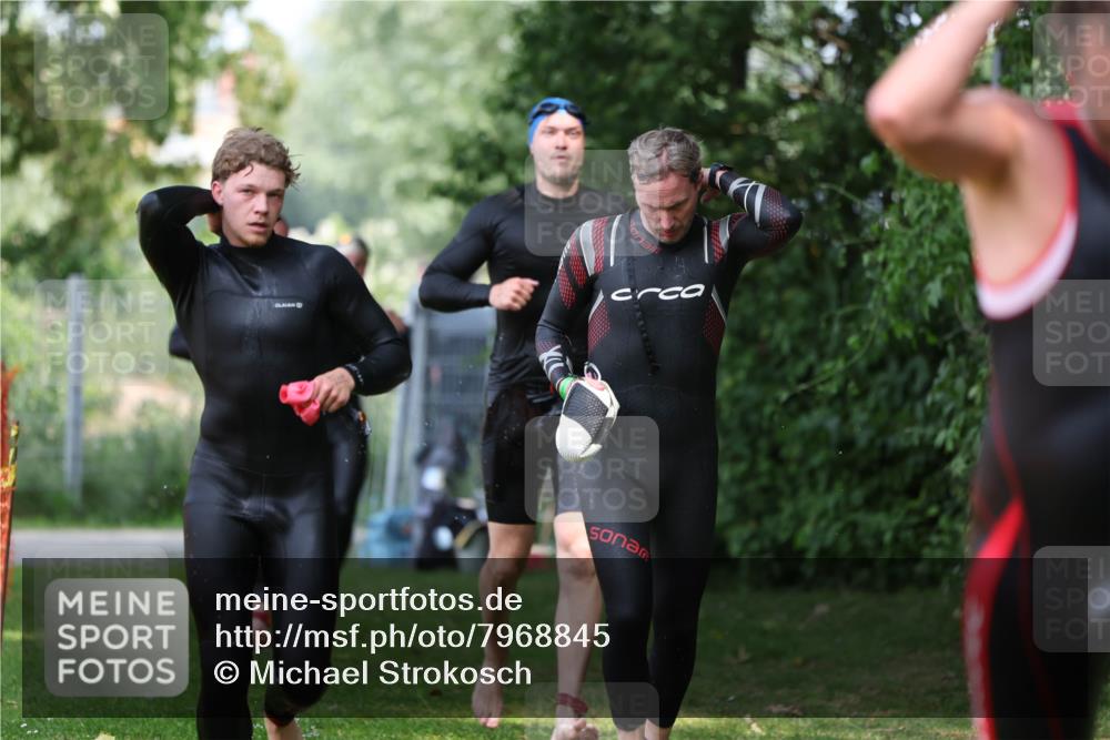15.06.2025 - 7 Türme Triathlon Michael Strokosch http://msf.ph/oto/7968845 15.06.2025 12:55:29 Schwimmen 727, 745, 755, 763, 769, 772, 784, 792, 797, 801, 805, 859, 879, 919, 927, 955, 1011, 1029, 1075, 1169 meine-sportfotos.de