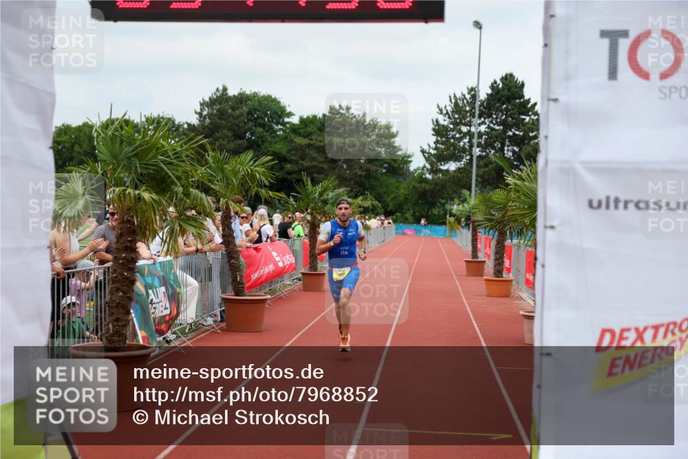 15.06.2025 - 7 Türme Triathlon Michael Strokosch http://msf.ph/oto/7968852 15.06.2025 13:47:58 Ziel 1171, 1182 meine-sportfotos.de