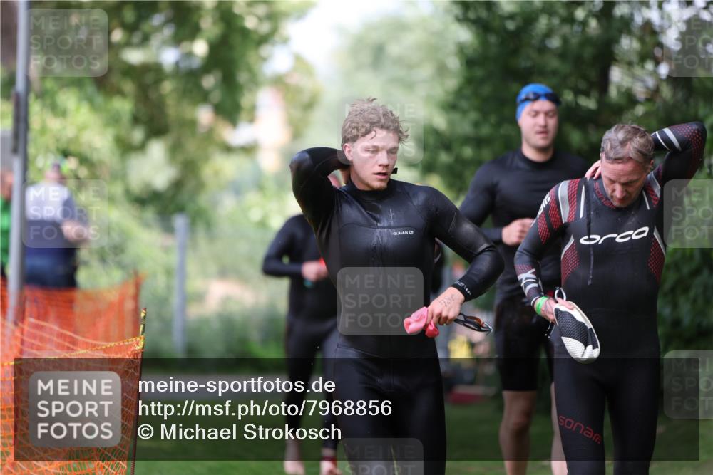 15.06.2025 - 7 Türme Triathlon Michael Strokosch http://msf.ph/oto/7968856 15.06.2025 12:55:30 Schwimmen 727, 745, 755, 763, 769, 784, 792, 797, 801, 805, 859, 877, 879, 919, 927, 955, 1011, 1029, 1075, 1169 meine-sportfotos.de