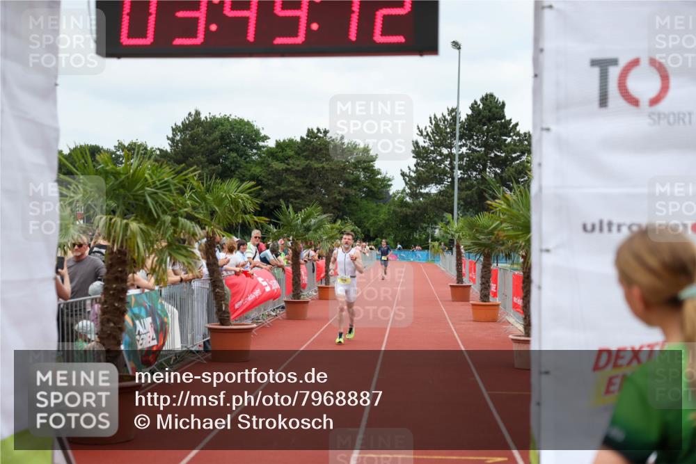 15.06.2025 - 7 Türme Triathlon Michael Strokosch http://msf.ph/oto/7968887 15.06.2025 13:49:12 Ziel 1016 meine-sportfotos.de
