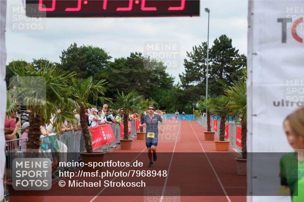 15.06.2025 - 7 Türme Triathlon Michael Strokosch http://msf.ph/oto/7968948 15.06.2025 13:49:22 Ziel 940, 1016 meine-sportfotos.de
