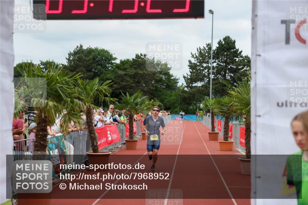 15.06.2025 - 7 Türme Triathlon Michael Strokosch http://msf.ph/oto/7968952 15.06.2025 13:49:23 Ziel 940, 1016 meine-sportfotos.de