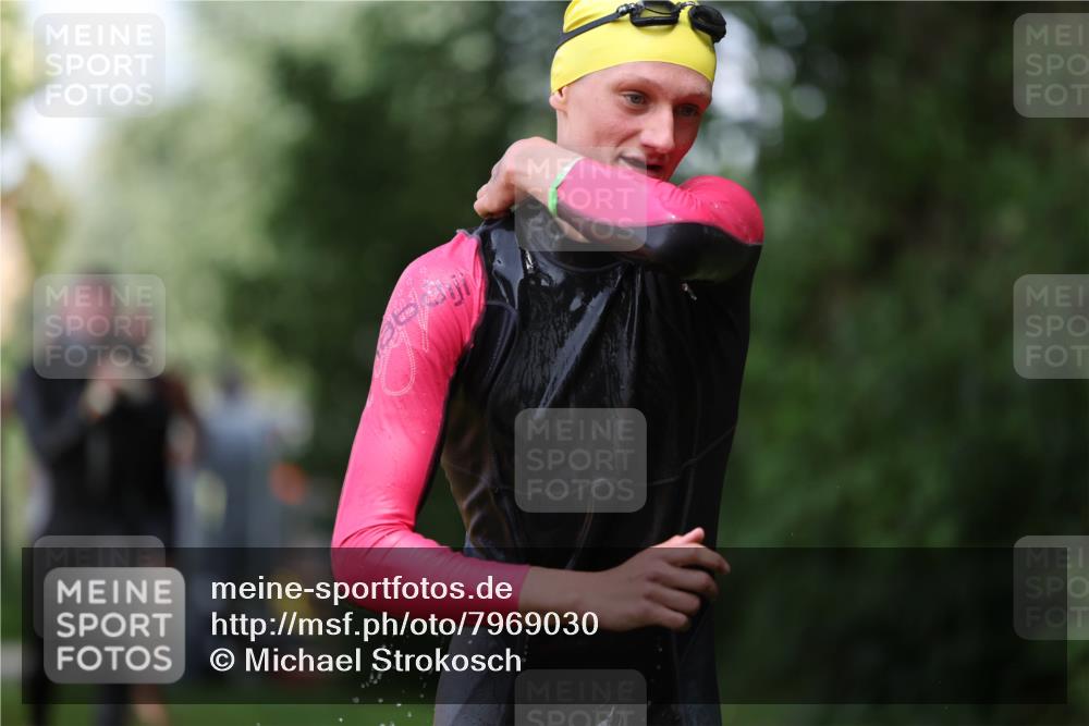 15.06.2025 - 7 Türme Triathlon Michael Strokosch http://msf.ph/oto/7969030 15.06.2025 12:55:44 Schwimmen 708, 755, 763, 792, 797, 805, 818, 833, 877, 879, 895, 919, 927, 955, 1011, 1023, 1029, 1071, 1144, 1153, 1169, 1177 meine-sportfotos.de