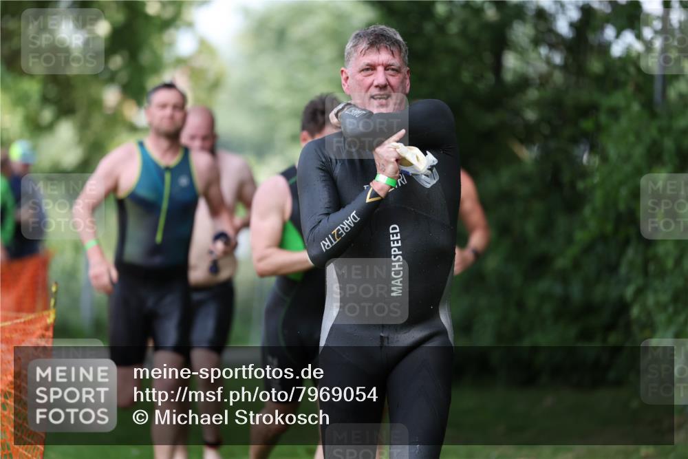 15.06.2025 - 7 Türme Triathlon Michael Strokosch http://msf.ph/oto/7969054 15.06.2025 12:55:47 Schwimmen 708, 755, 763, 776, 805, 818, 833, 877, 879, 895, 919, 1023, 1029, 1071, 1120, 1144, 1153, 1169, 1177 meine-sportfotos.de