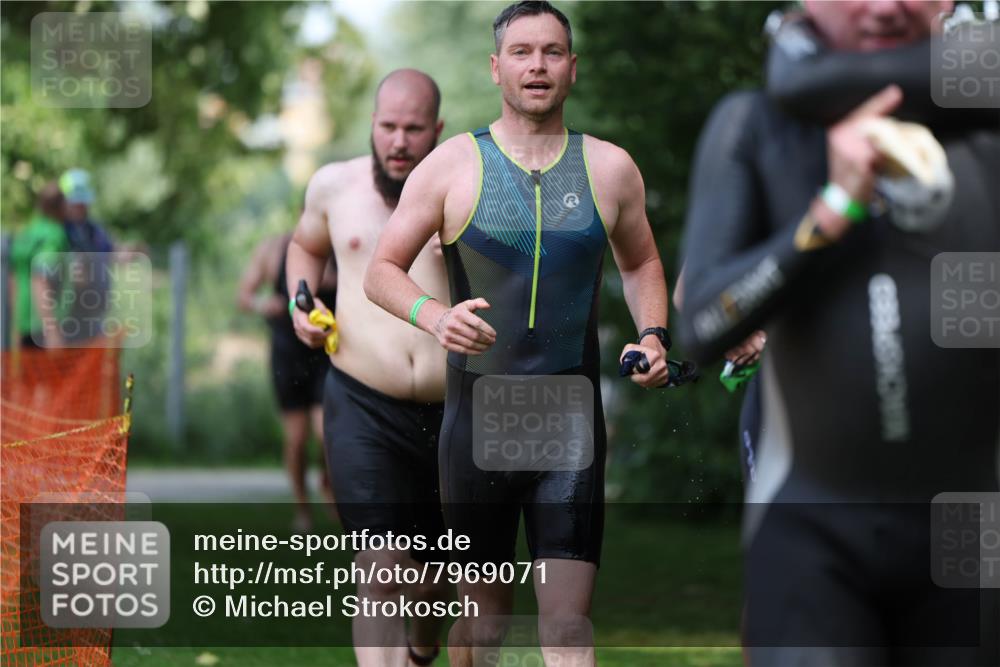 15.06.2025 - 7 Türme Triathlon Michael Strokosch http://msf.ph/oto/7969071 15.06.2025 12:55:48 Schwimmen 708, 755, 763, 776, 805, 818, 833, 877, 879, 895, 919, 1023, 1029, 1071, 1120, 1144, 1153, 1169, 1177 meine-sportfotos.de