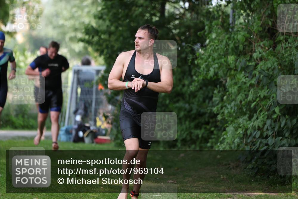 15.06.2025 - 7 Türme Triathlon Michael Strokosch http://msf.ph/oto/7969104 15.06.2025 12:55:52 Schwimmen 708, 755, 763, 776, 805, 818, 833, 877, 879, 895, 919, 1023, 1071, 1120, 1144, 1150, 1153, 1177 meine-sportfotos.de